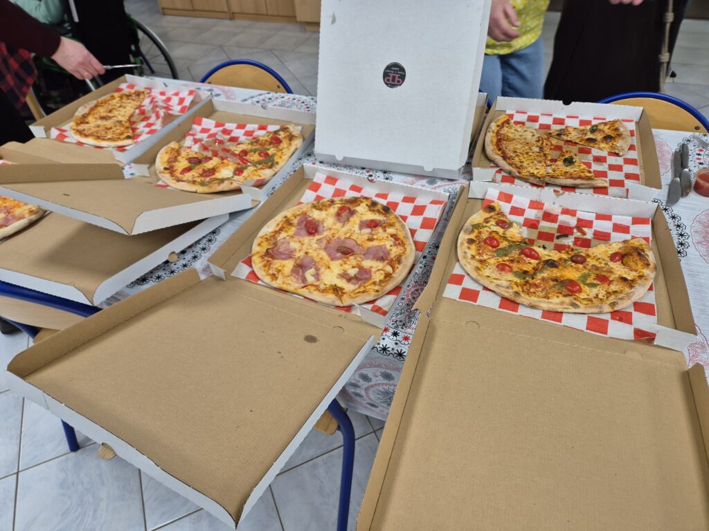 Pizze w opakowaniach w oczekiwaniu na konsumpcję