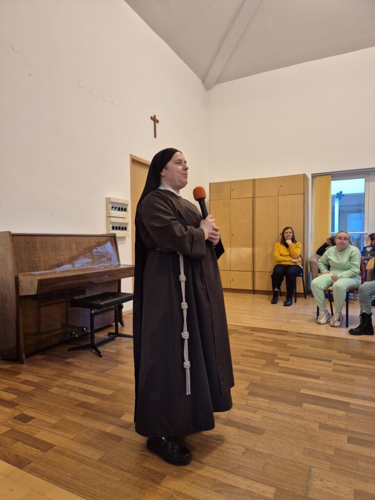 Siostra Marta wita uczestniczki na Świetlicy
