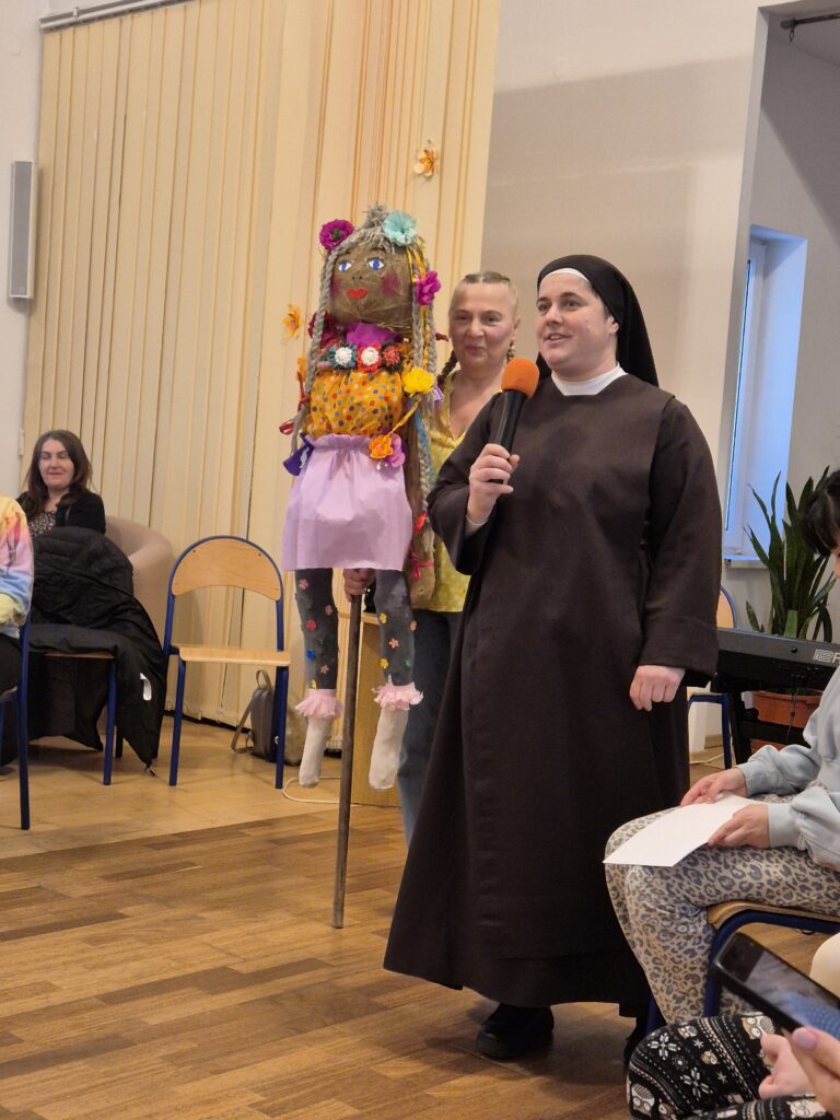 Siostra Marta przedstawia Marzannę, którą podtrzymuje pani Jola
