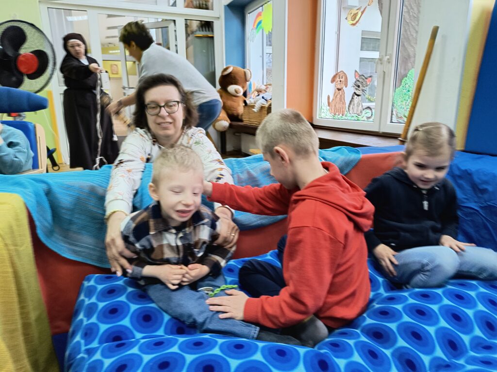 Dzieci w basenie przerobionym na łódź.
