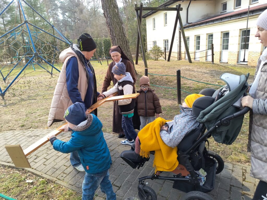 Grupa Krasnali niesie krzyż
