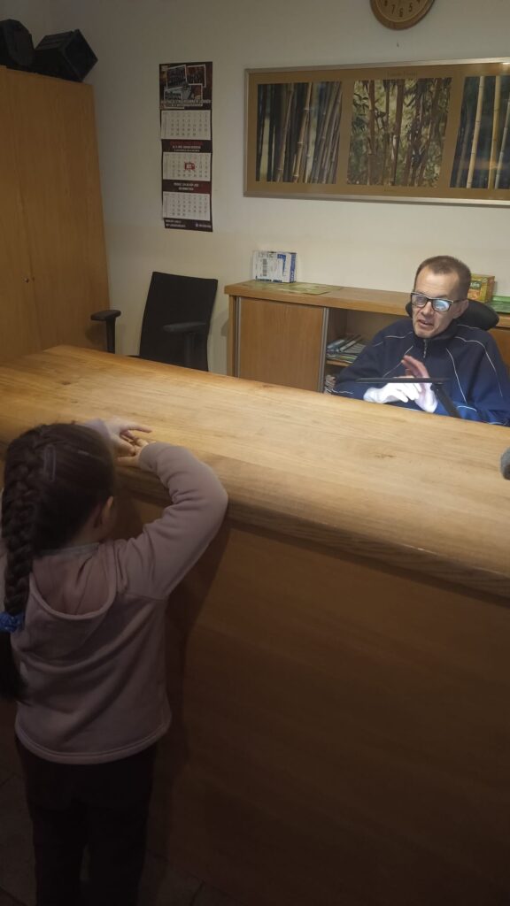 Dziewczynka stoi przy dyżurce