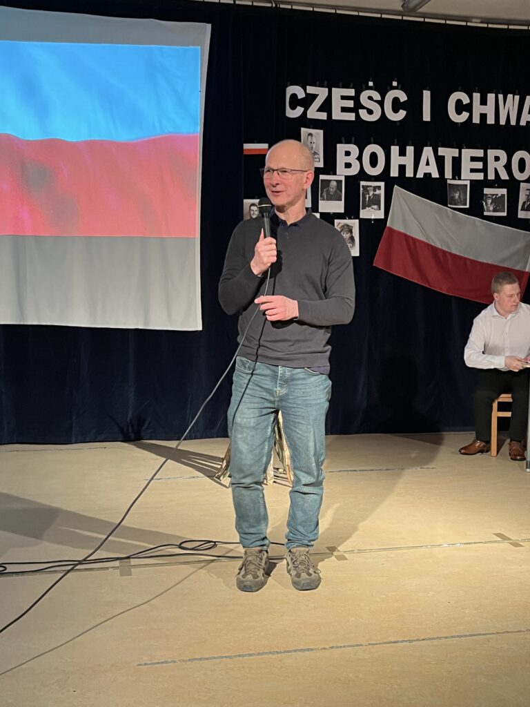 Pan kierownik dziękuje występującym
