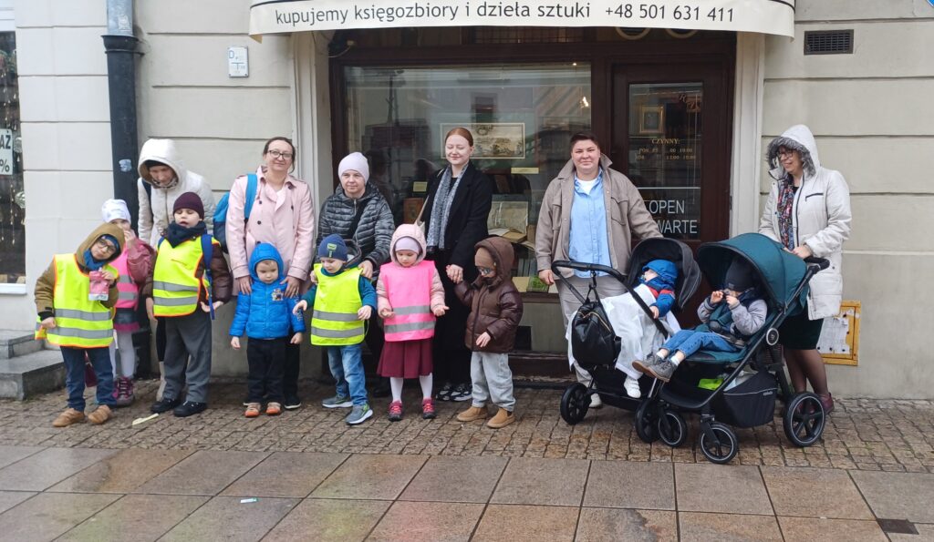 Zdjęcie grupowe pań i przedszkolaków.