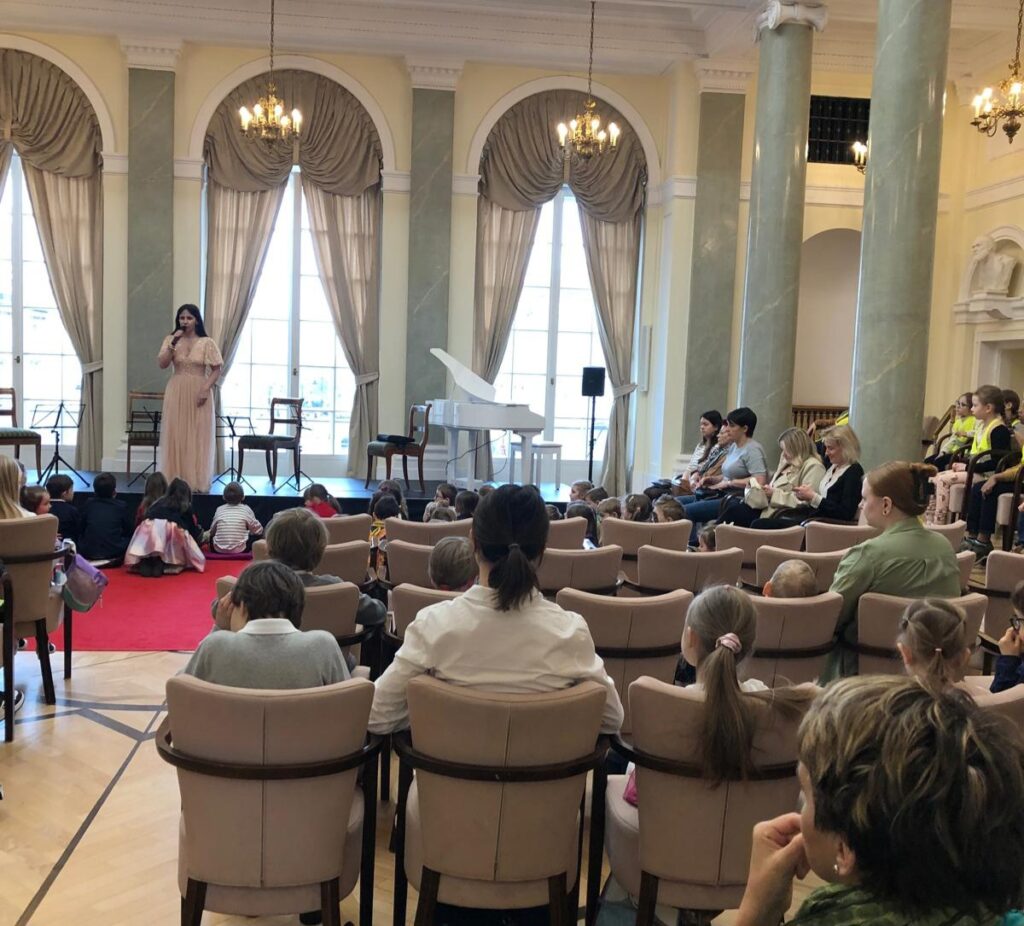 Sala filharmonii, widok na scenę.