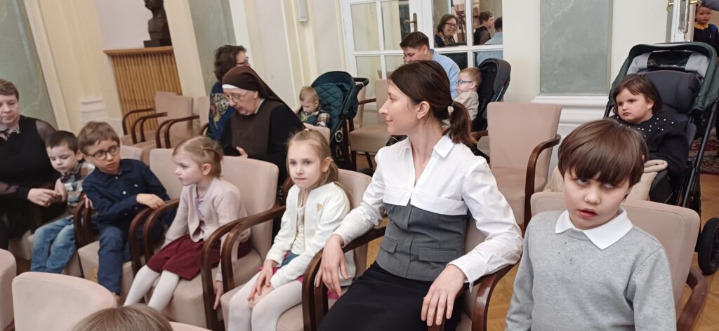 Przedszkolaki z paniami na widowni filharmonii.