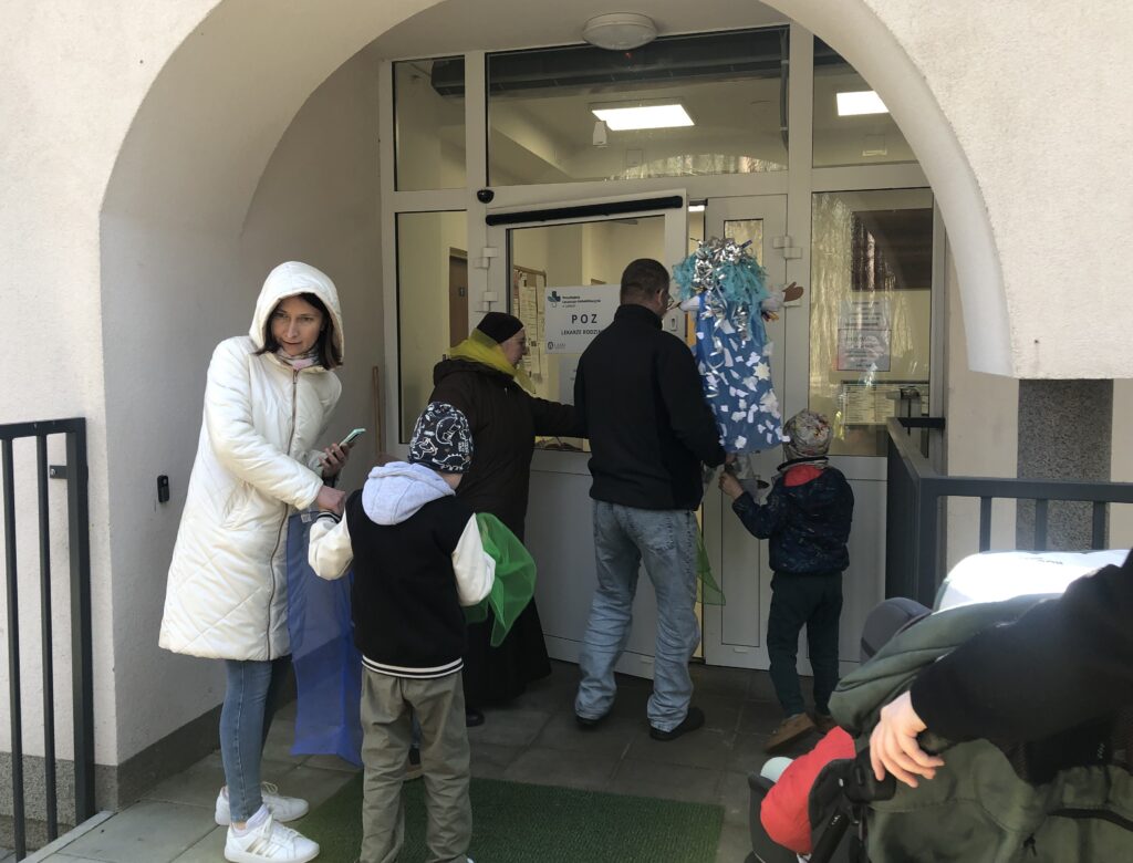 Dzieci i nauczycielki z kukiełką Pani Zimy wchodzą do Działu Lekarskiego.