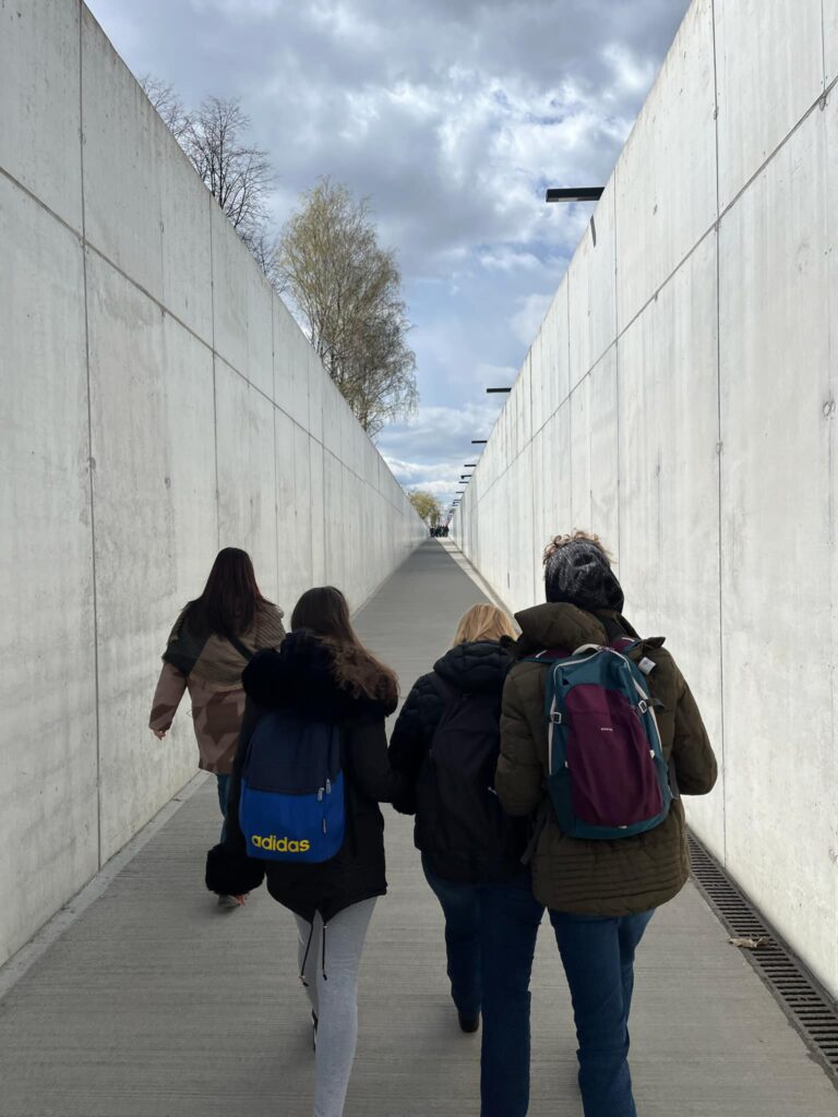 Grupa w tunelu prowadzącym na teren dawnego obozu Auschwitz.