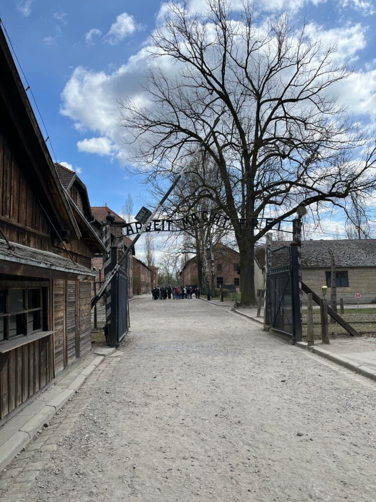  Brama z napisem Arbeit macht frei.
