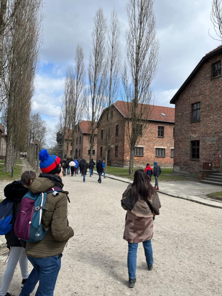 Widok na baraki obozowe Auschwitz.