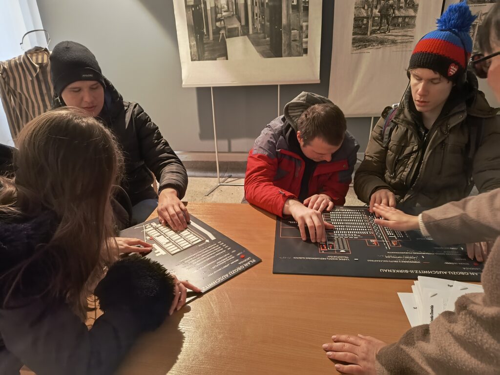 Uczniowie zapoznają się z planem obozu Auschwitz