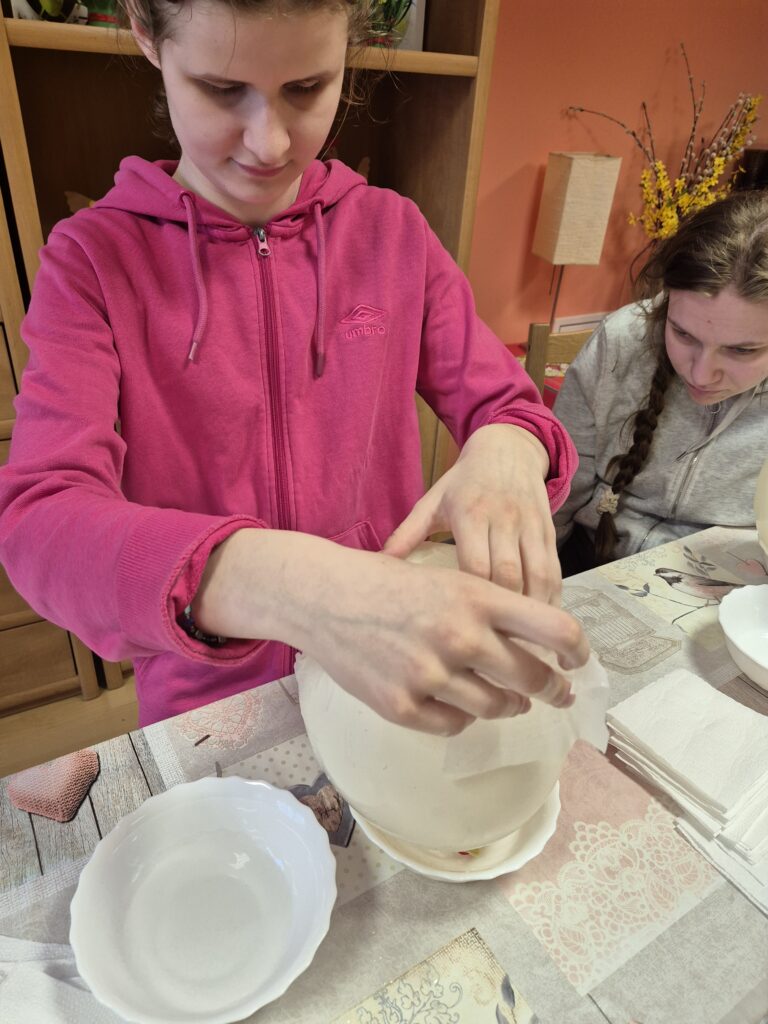 Paulina na balon kładzie mokre chusteczki