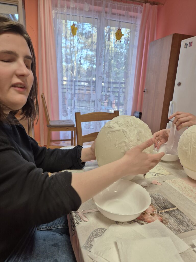 Amelia nakłada na balon mokre chusteczki