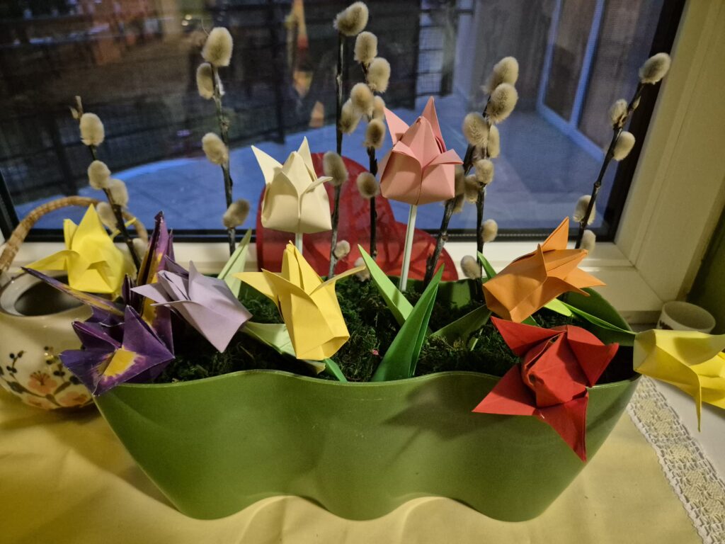 Wiosenne ozdoby origami  - kwiaty tulipany w  zielonej doniczce na parapecie w grupie 5.