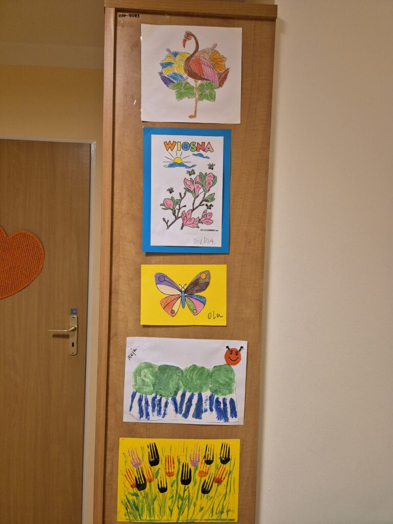 W grupie 8 na ścianie szafy wiszą prace o wiośnie 