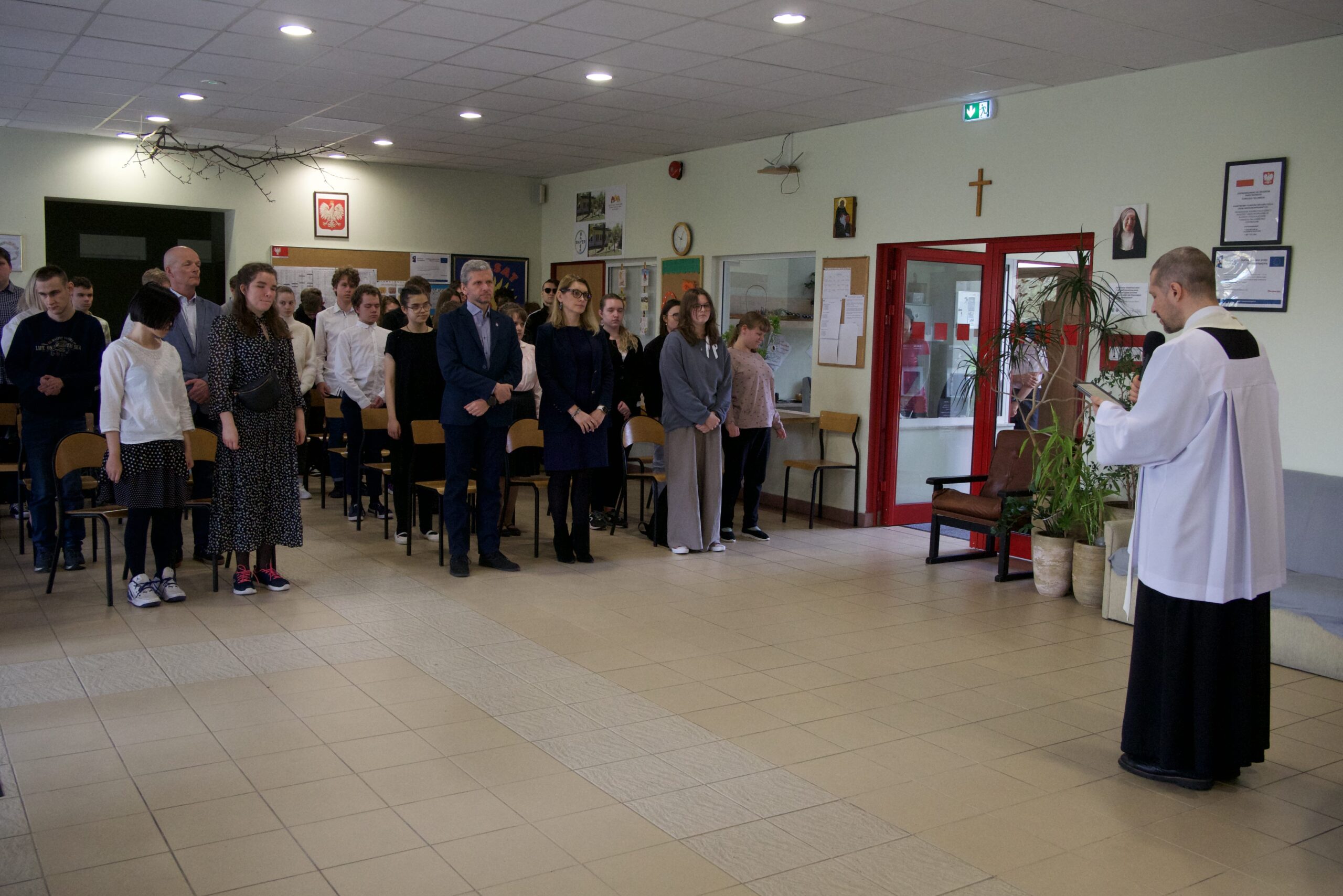 Ks. Sebastian odczytuje ewangelię.
