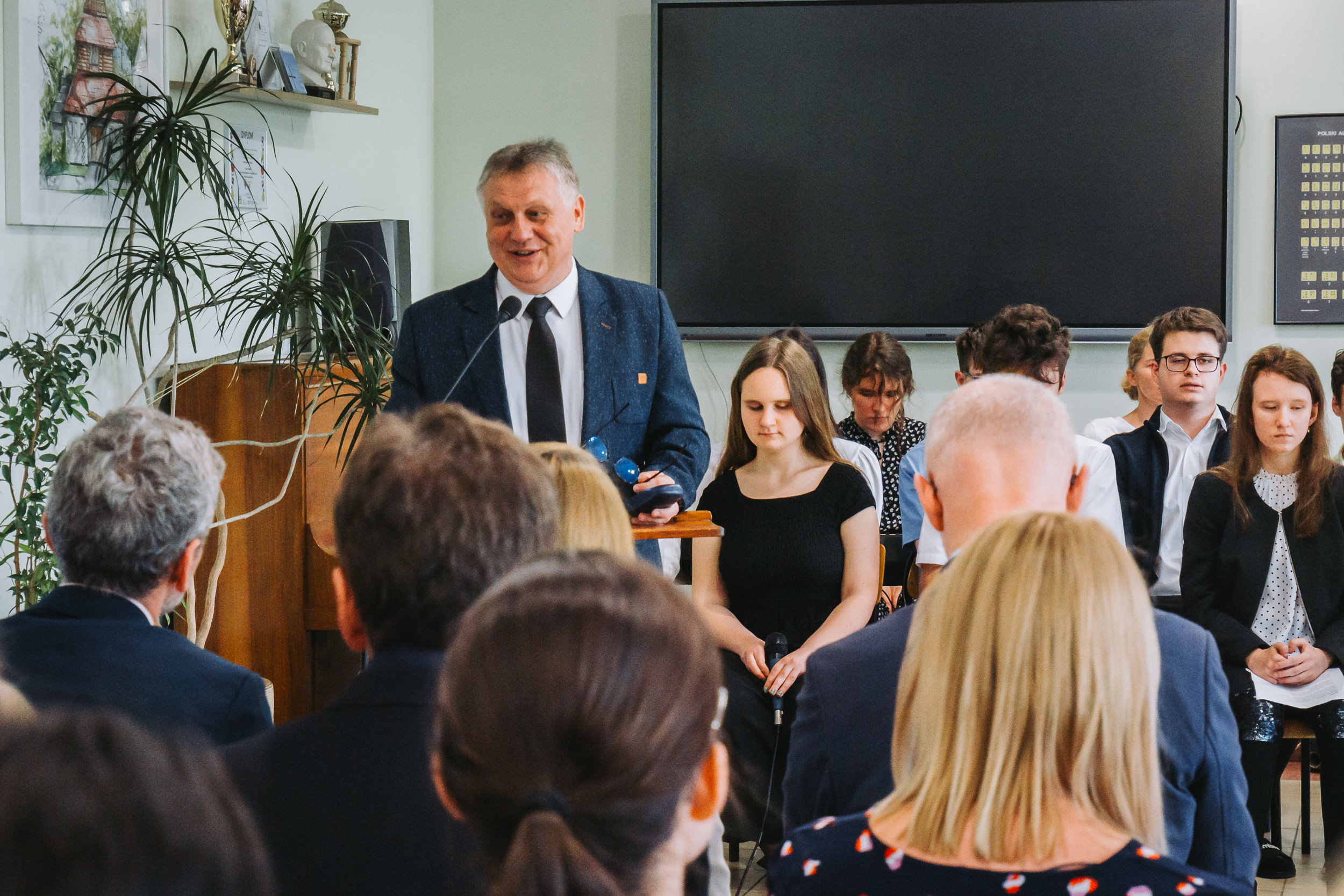 Dyrektor Piotr Dziuba wita zebranych.