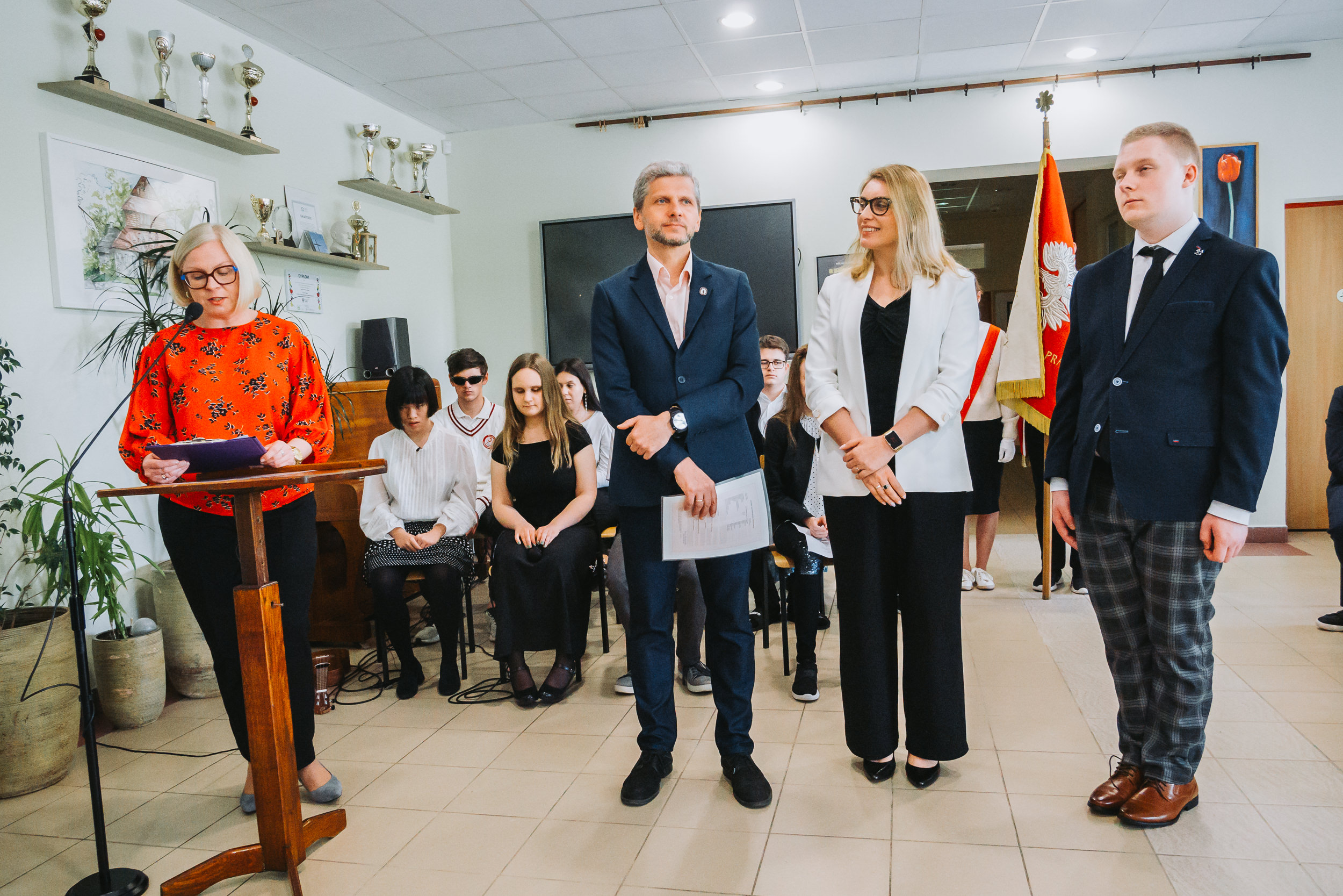 Wręczenie stypendium dla jednego z uczniów.