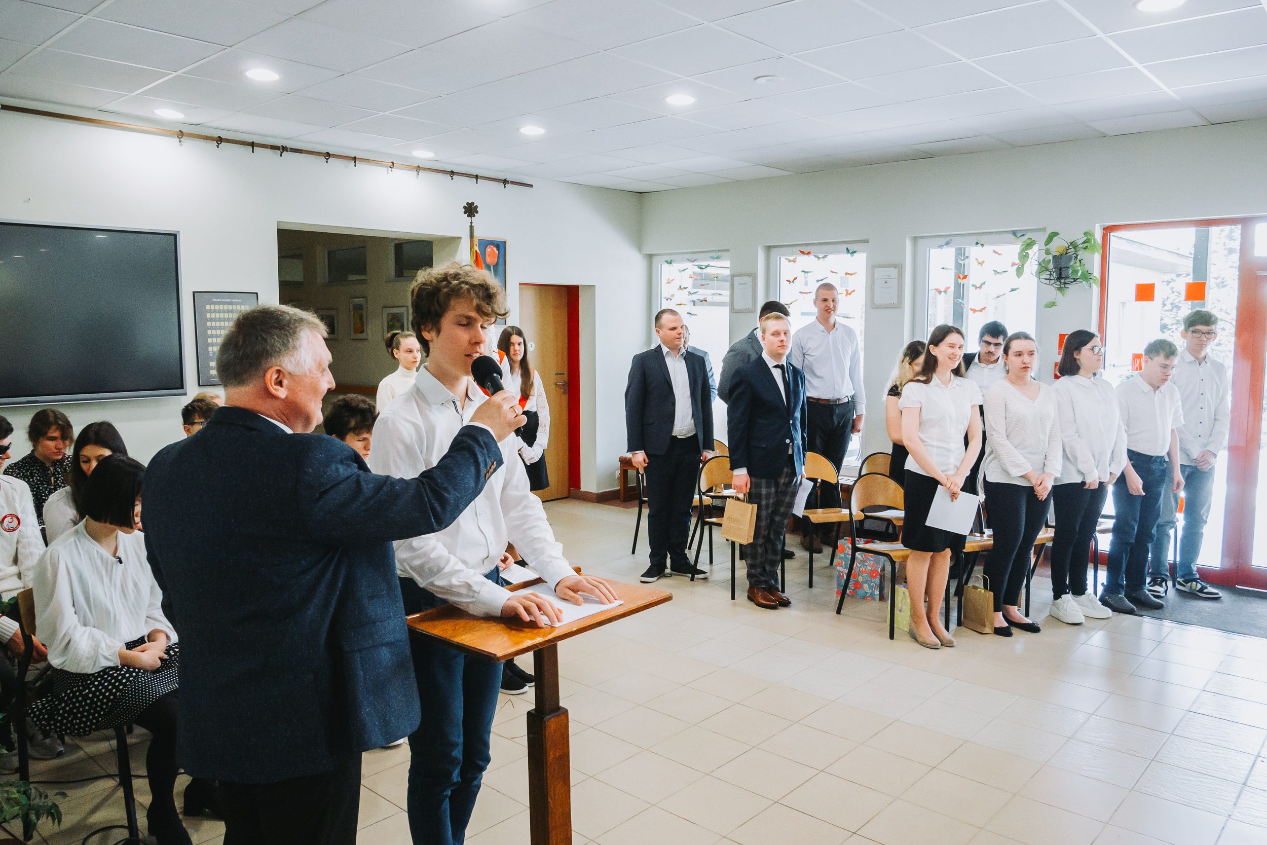 Absolwenci składają swoje podziękowania.