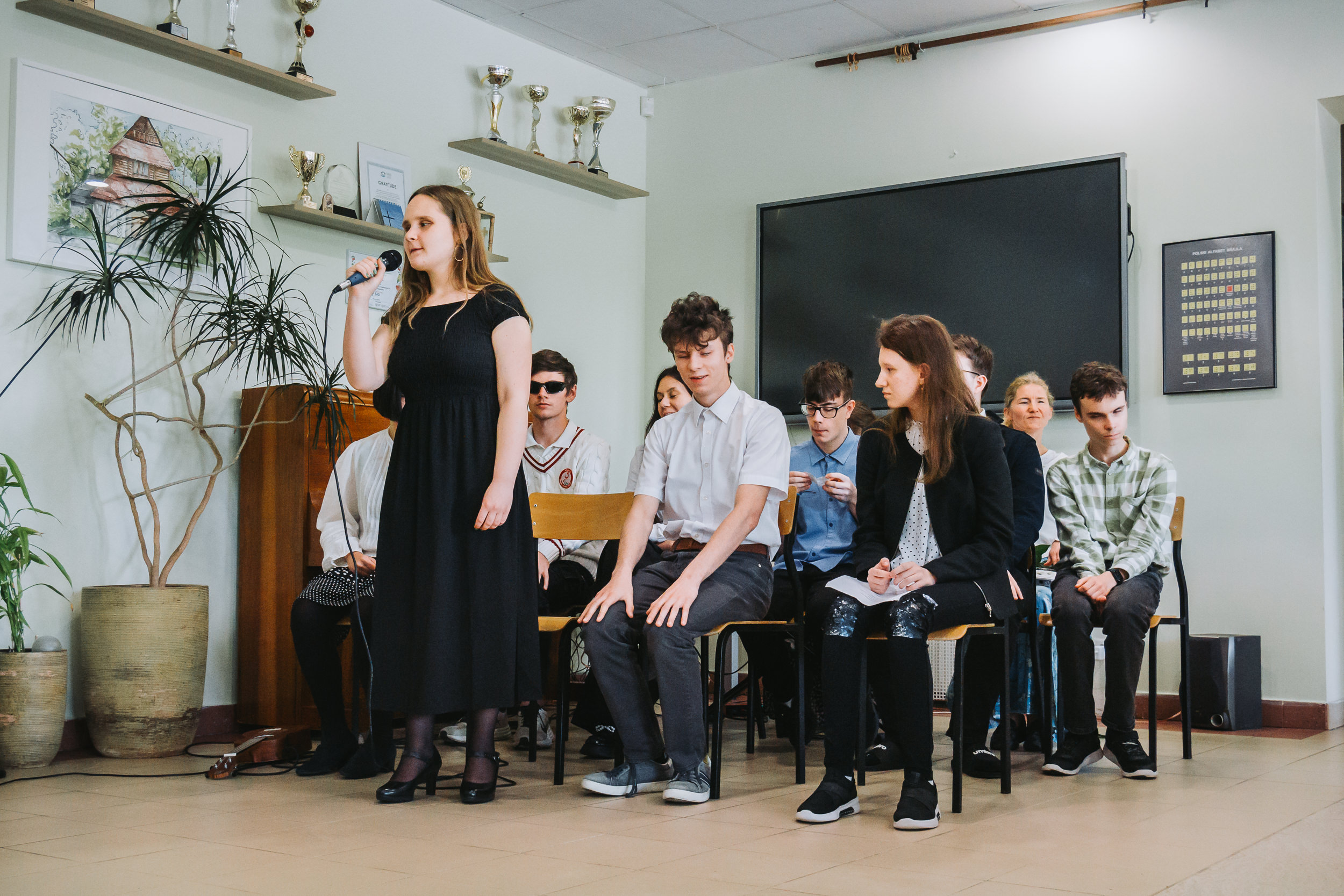 Uczniowie młodszych klas prezentują przygotowany program artystyczny.