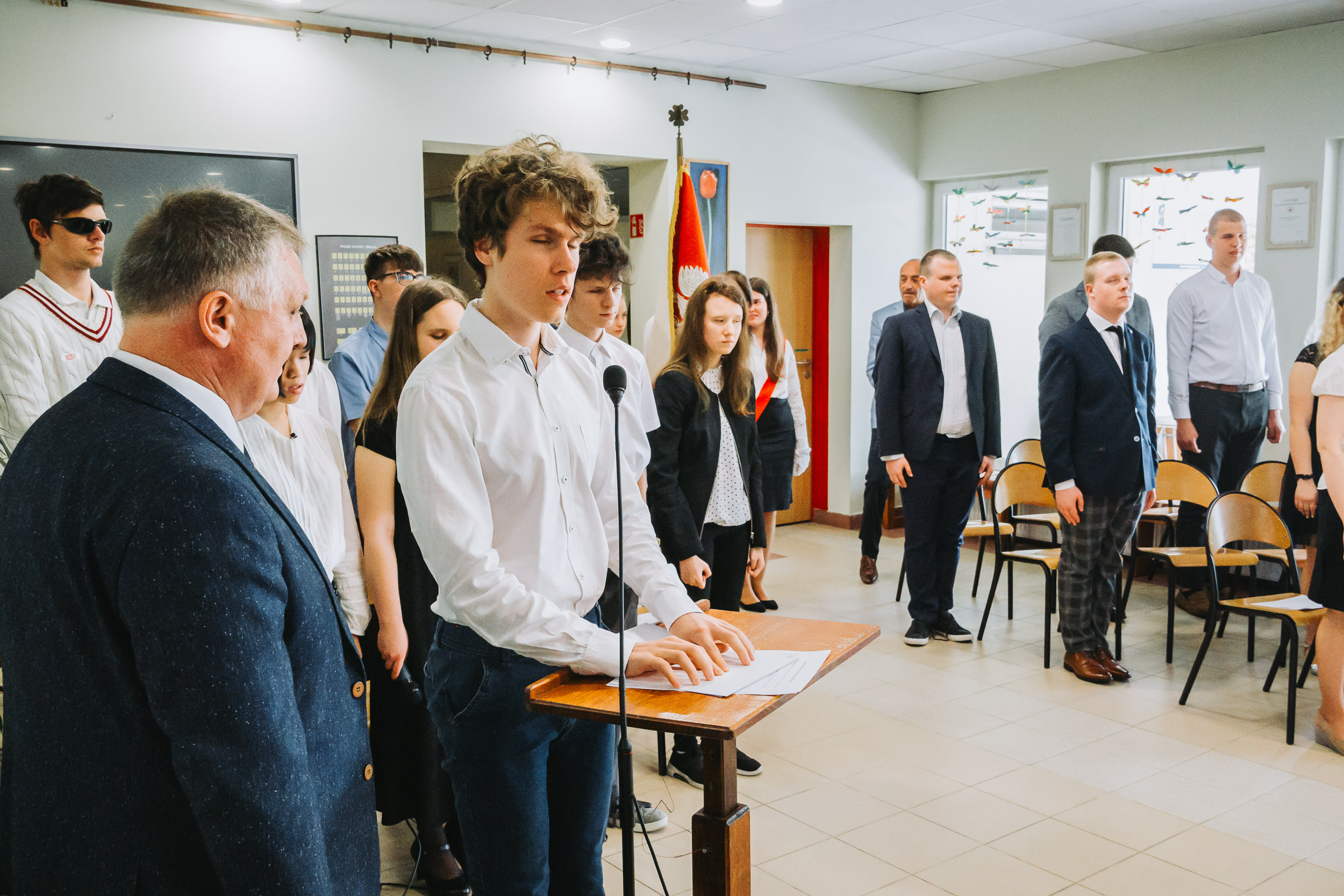 Uczniowie składają ślubowanie.