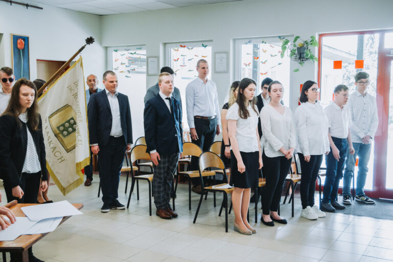 Uczniowie składają ślubowanie.