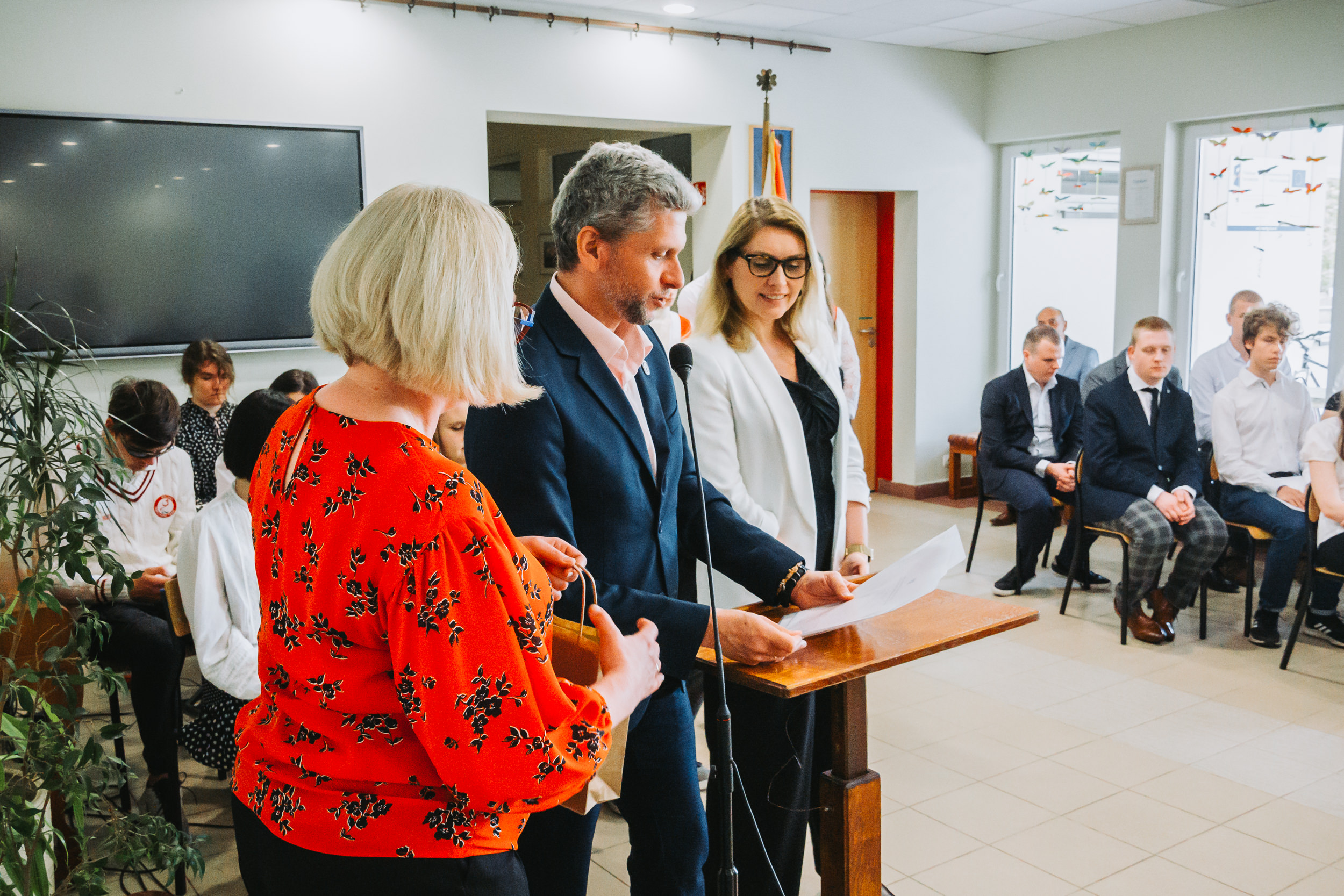 Wręczanie świadectw ukończenia szkoły.