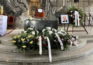 Trumna z ciałem śp. Lecha Pałgana w kościele.