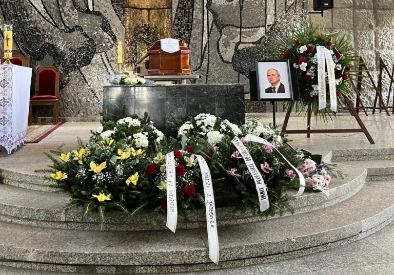Trumna z ciałem śp. Lecha Pałgana w kościele.