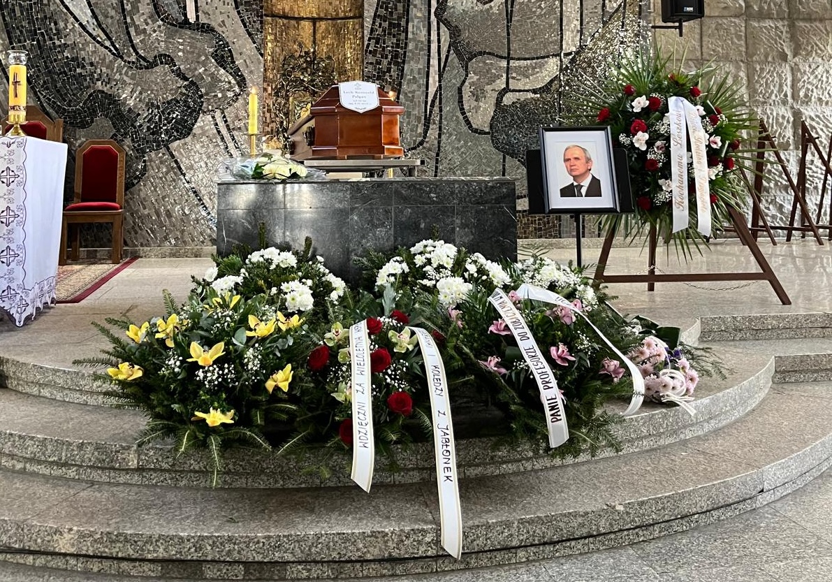 Trumna z ciałem śp. Lecha Pałgana w kościele.