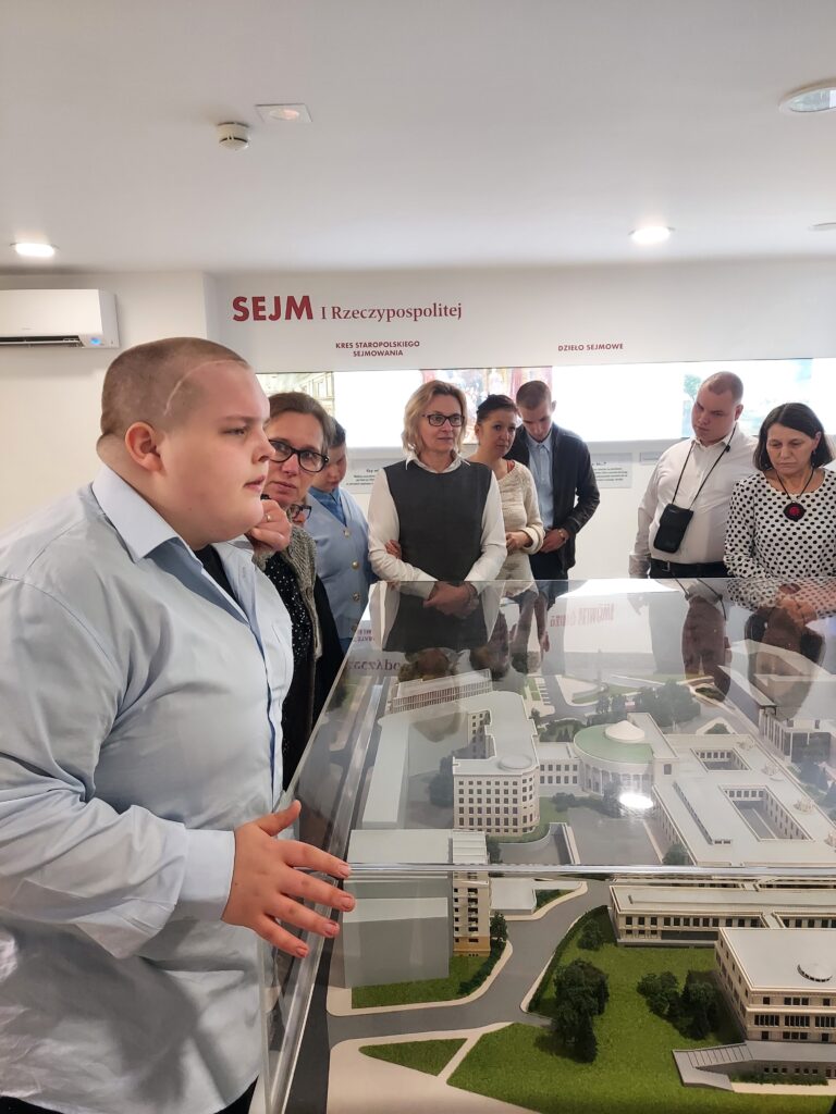 Uczniowie oglądają makietę  zespołu budynków