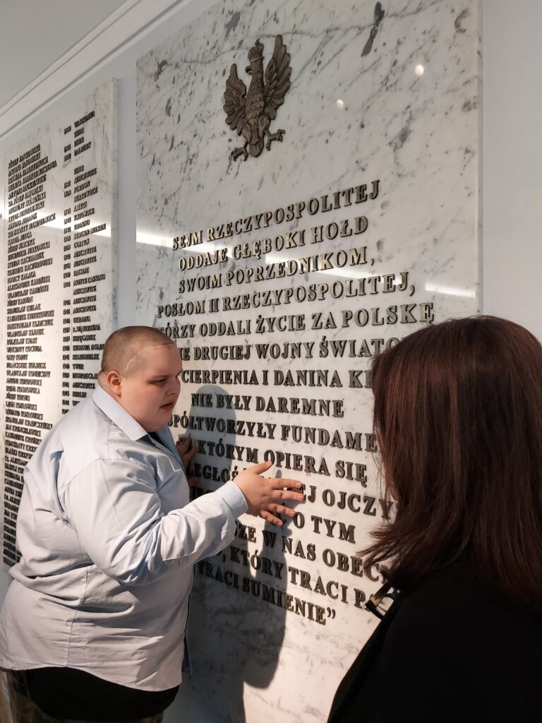 Rafał ogląda i czyta listę parlamentarzystów poległych w cz\asie II wojny światowej