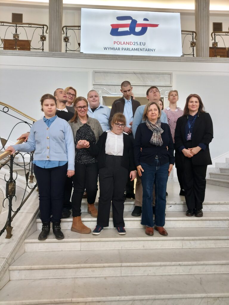 wspólne zdjęcie na schodach