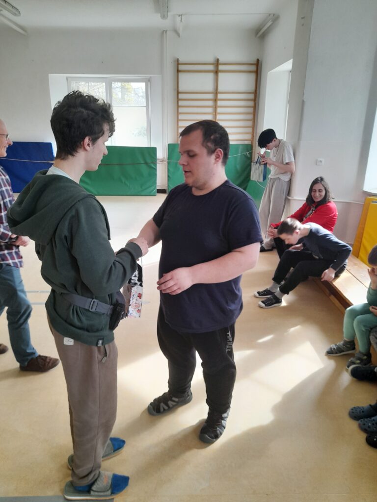 Bartek Kapsa przyjmuje nagrodę za zajęcie III miejsca z rąk przewodniczącego samorządu internatowego.