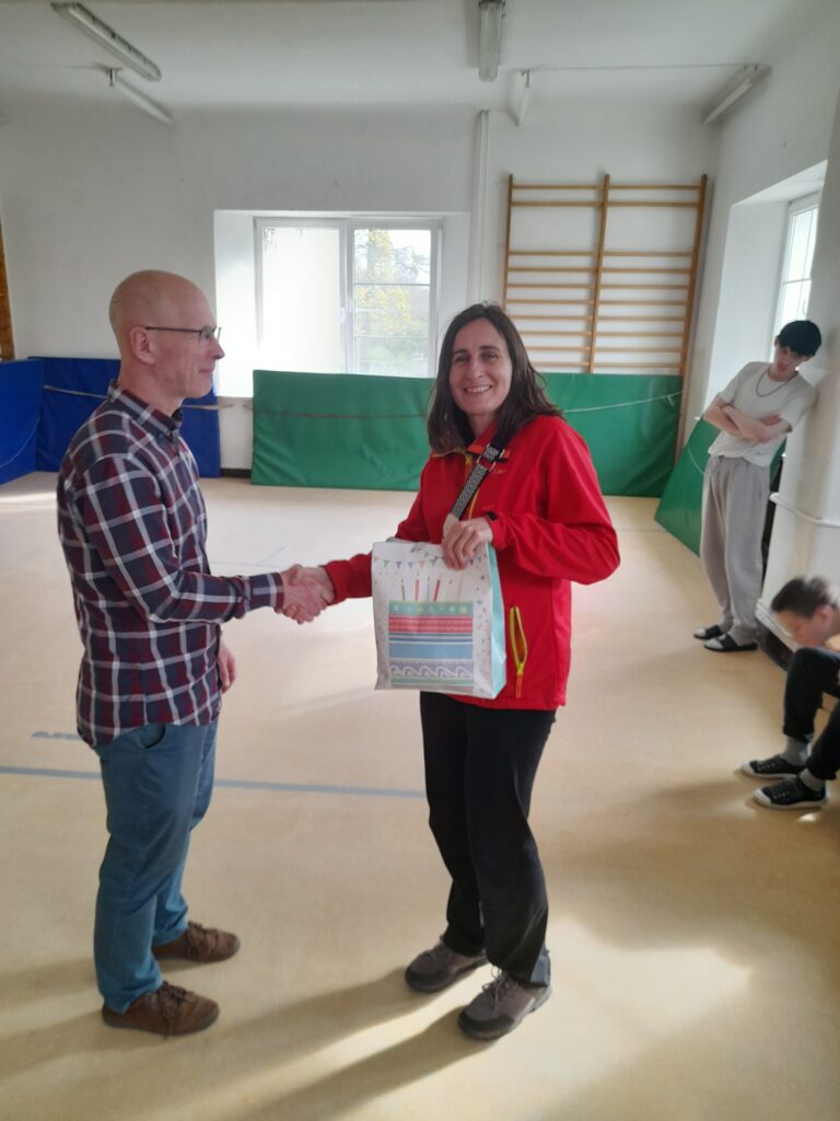 Pani Joanna przyjmuje nagrodę w imieniu Grupy I
