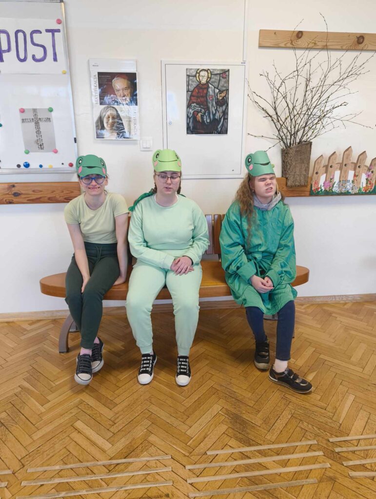 Trzy uczennice ubrane na zielono