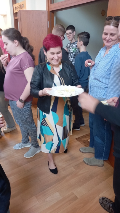 P. Dyrektor rozdaje jajka uczniom i nauczycielom