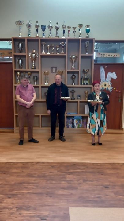 Pani Dyrektor oraz nauczyciele na hallu