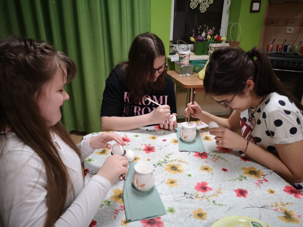 Dziewczęta w trackie ozdabiania jajek woskiem