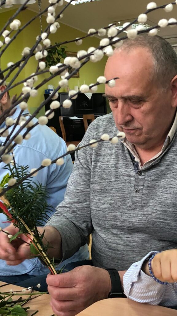 Tata robi palemkę wielkanocną. 