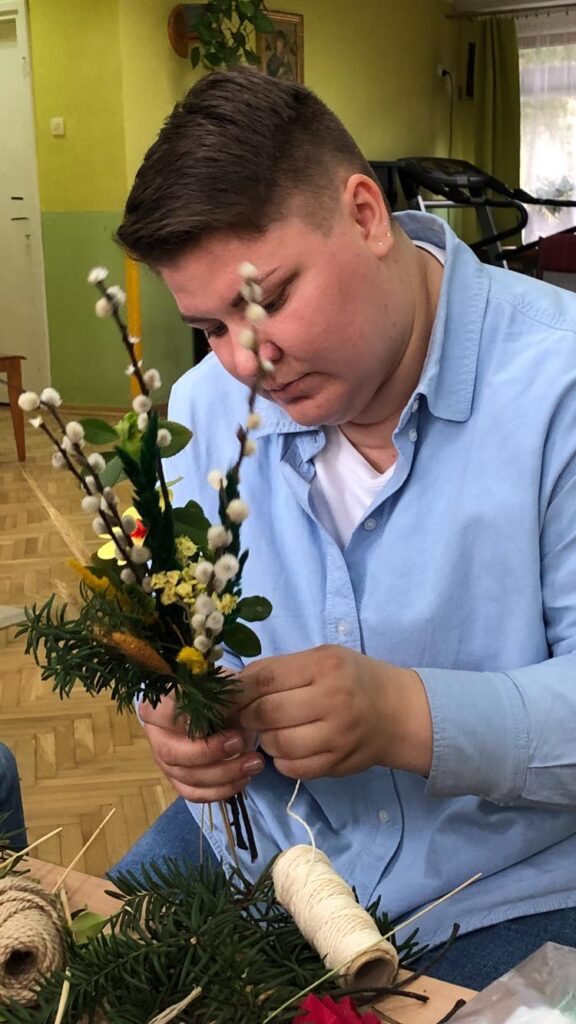 Mama robi palemkę wielkanocną. 