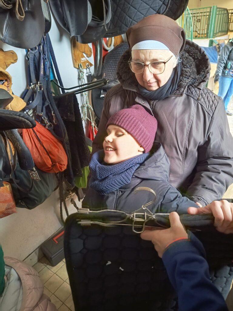 Chłopiec z Siostrą ogląda siodła.