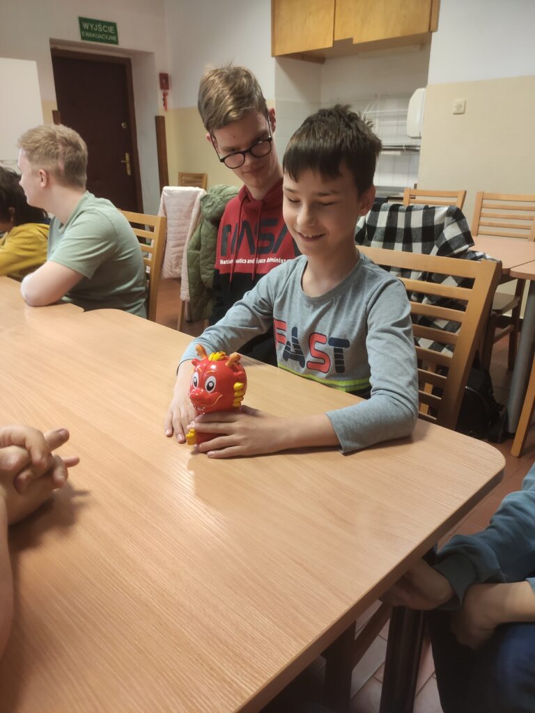 chłopiec z nietypową kostką