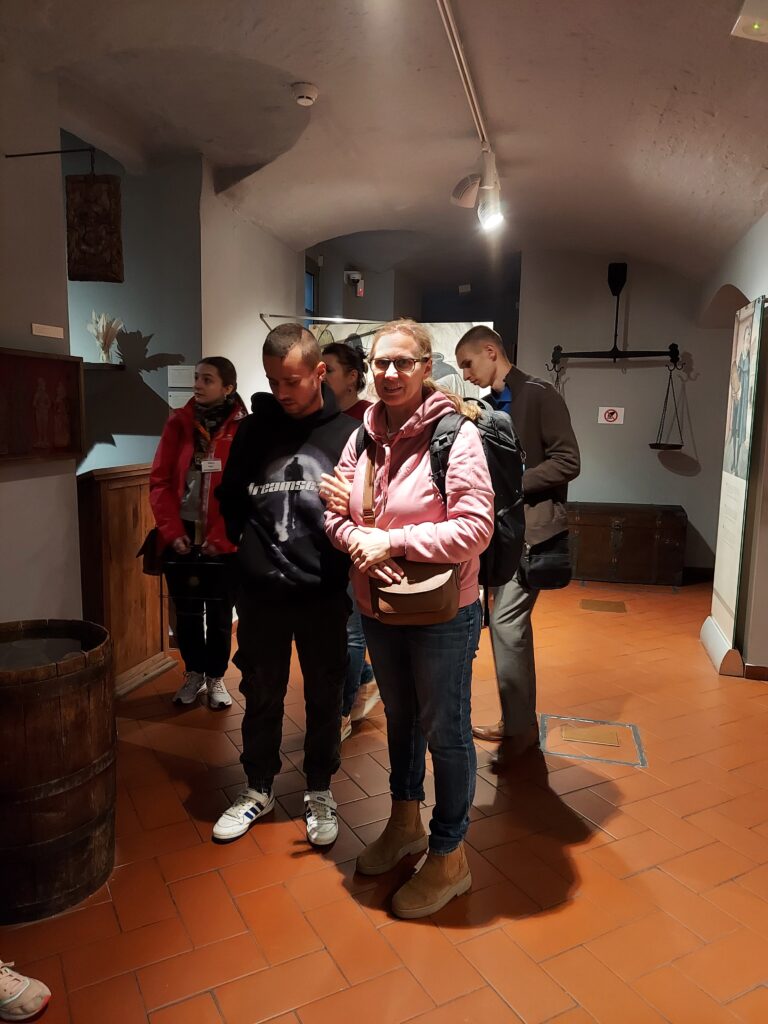 Uczniowie zwiedzają Muzeum Piernika