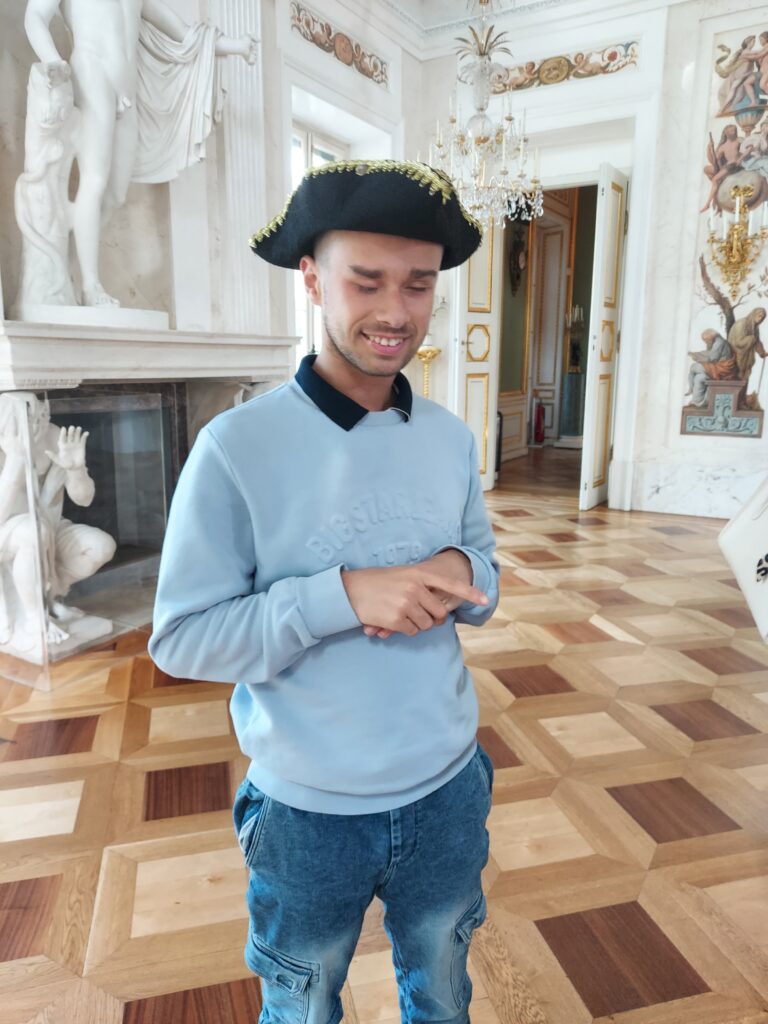 Uczeń w  nakryciu głowy z epoki stanisławowskiej