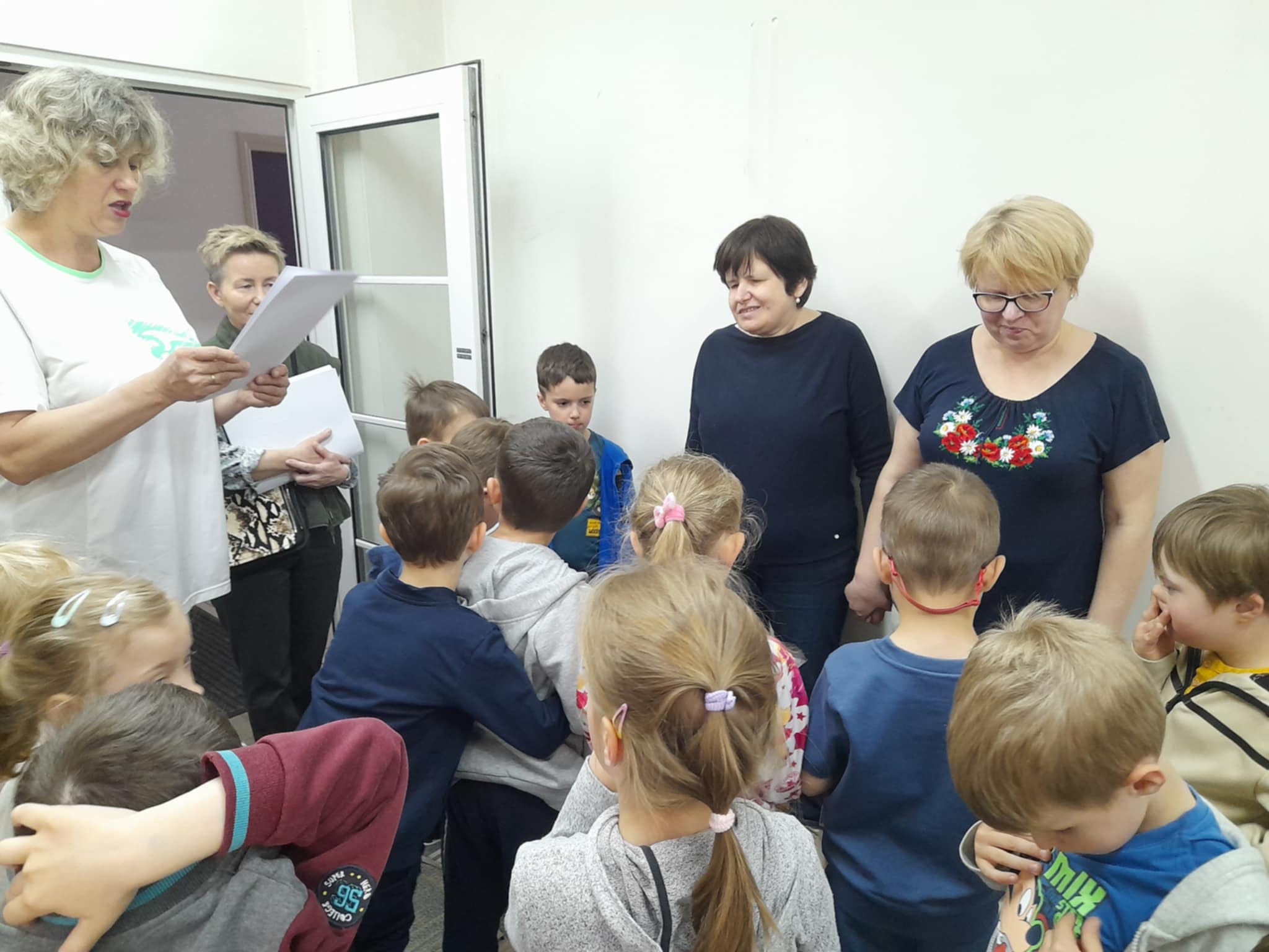 Dzieci z wychowawczyniami otaczający nasze panie bibliotekarki