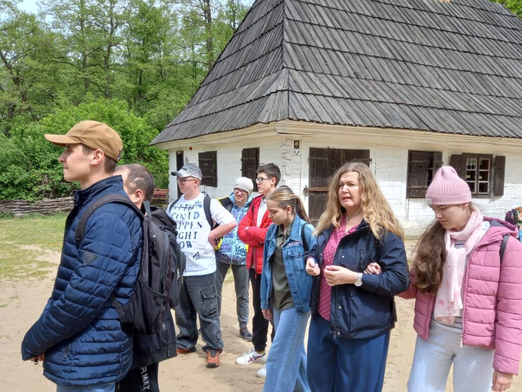 Najstarsza grupa w trakcie ustalania planu wycieczki