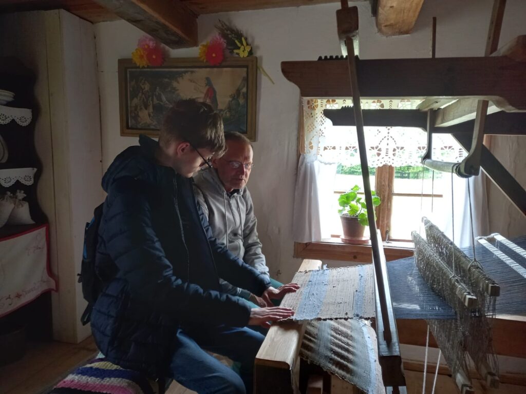 Radek ogląda krosna