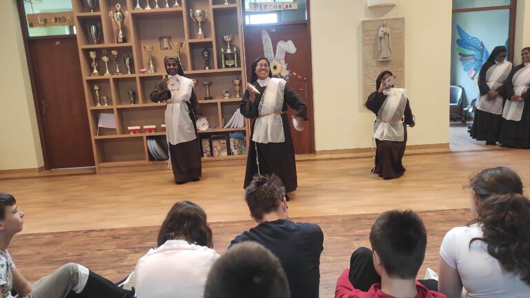 Uśmiechnięte siostry tańczą z talerzykami w dłoniach