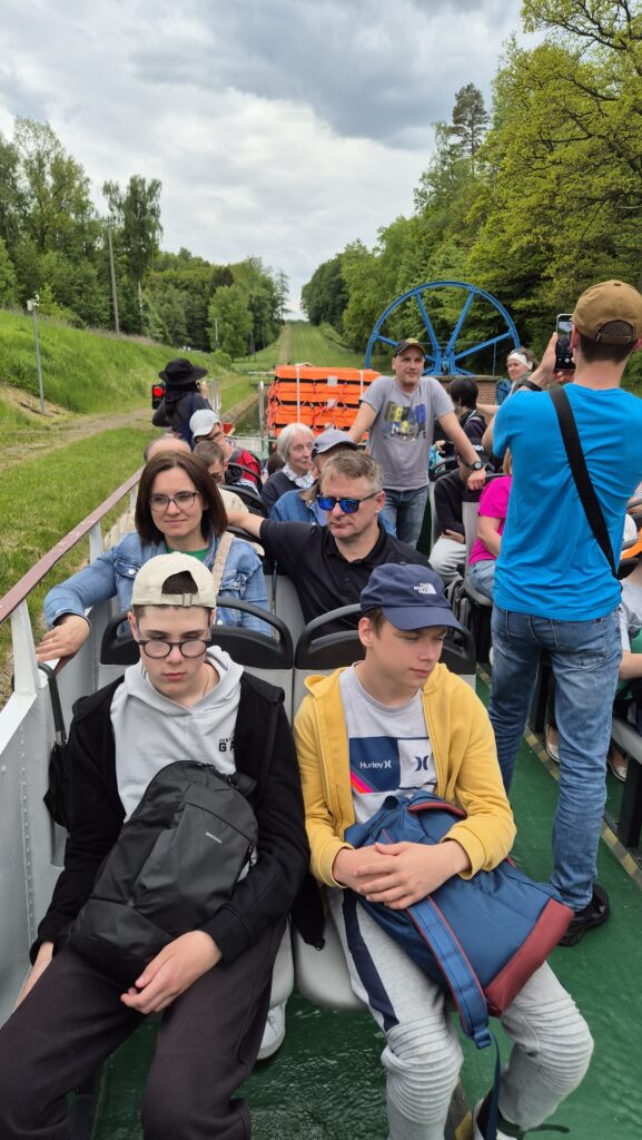Uczniowie płynący statkiem